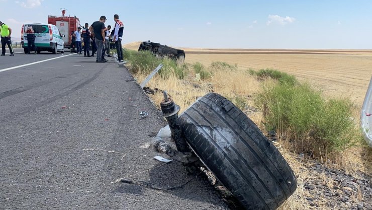 Takla atarak hurdaya dönen otomobilde 2 ölü, 4 yaralı