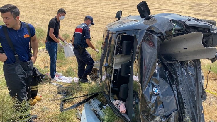 Takla atarak hurdaya dönen otomobilde 2 ölü, 4 yaralı