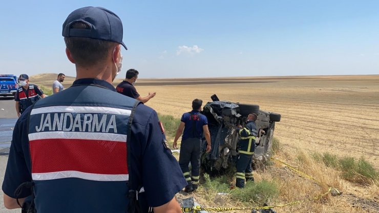 Takla atarak hurdaya dönen otomobilde 2 ölü, 4 yaralı