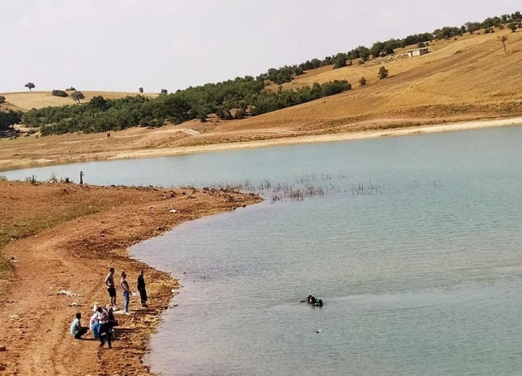 Serinlemek için girdiği gölette boğuldu