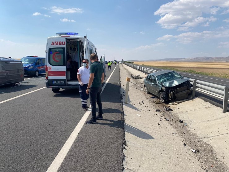 Aksaray’da hafif ticari araç ile otomobil çarpıştı: 7 yaralı