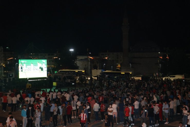 Yiğidolar, UEFA maçını dev ekranda izledi