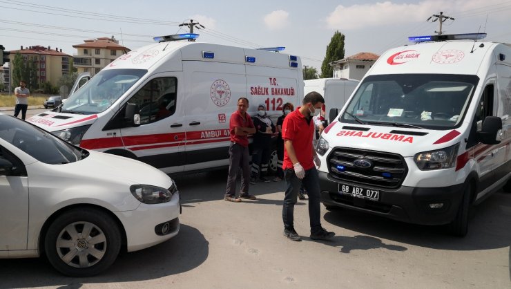 Vakaya giden ambulans ile otomobil çarpıştı: 3 çocuk yaralı