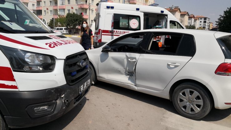 Vakaya giden ambulans ile otomobil çarpıştı: 3 çocuk yaralı