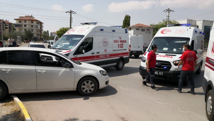 Vakaya giden ambulans ile otomobil çarpıştı: 3 çocuk yaralı