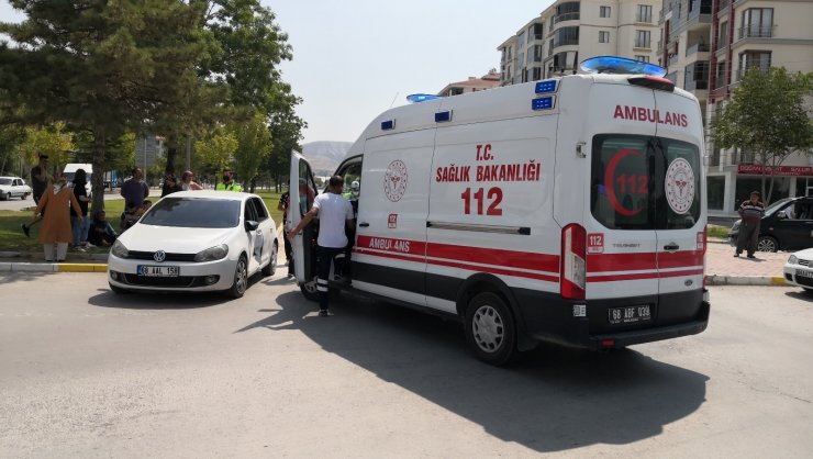 Vakaya giden ambulans ile otomobil çarpıştı: 3 çocuk yaralı