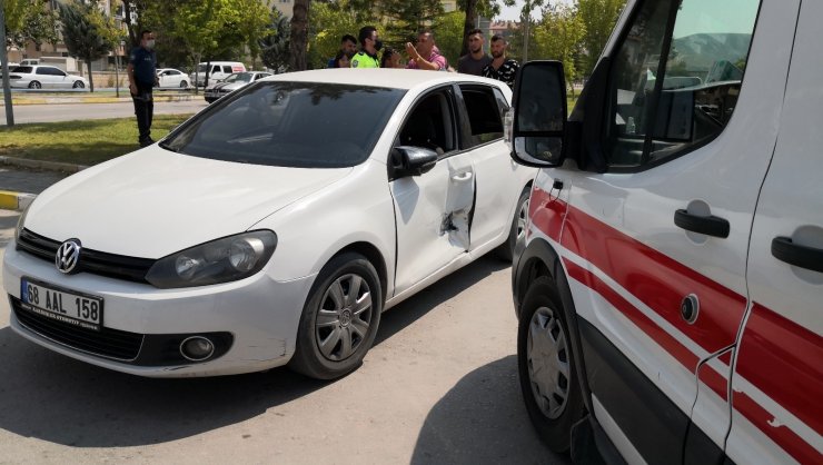 Vakaya giden ambulans ile otomobil çarpıştı: 3 çocuk yaralı