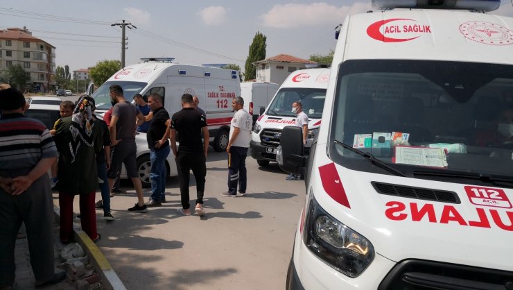 Vakaya giden ambulans ile otomobil çarpıştı: 3 çocuk yaralı