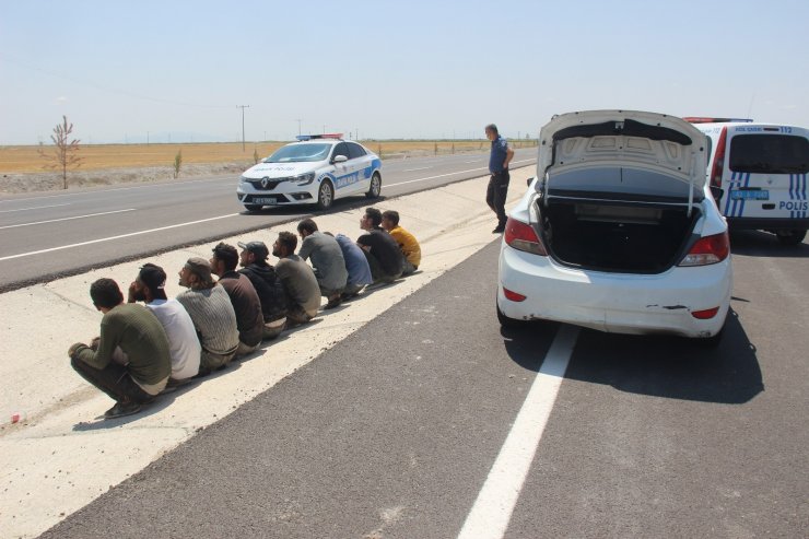 Uygulama noktasından kaçan otomobilden 10 göçmen çıktı