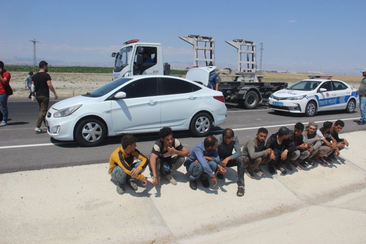 Uygulama noktasından kaçan otomobilden 10 göçmen çıktı