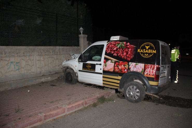 Bahçe duvarına çarpan hafif ticari aracın sürücüsü hayatını kaybetti