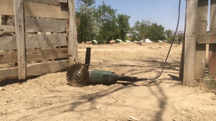 Kuru ağacı taşlama makinesiyle budarken boğazını kesti