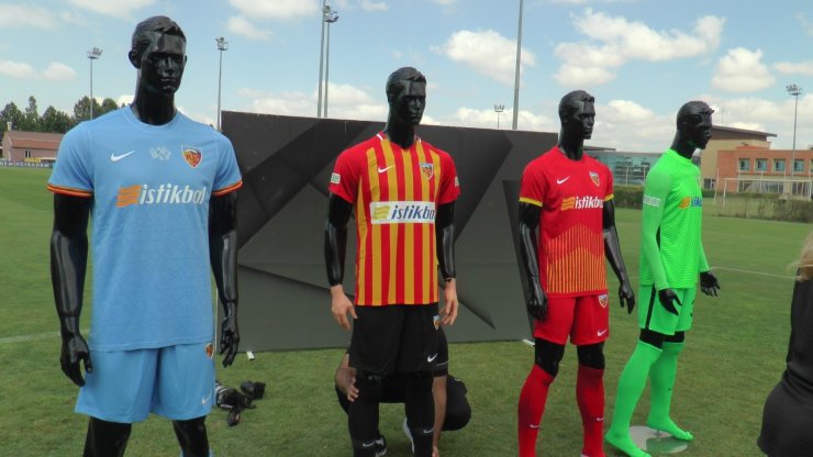 Kayserispor, otizm renkleri ve Selçuklu motifleri taşıyan yeni formasını tanıttı