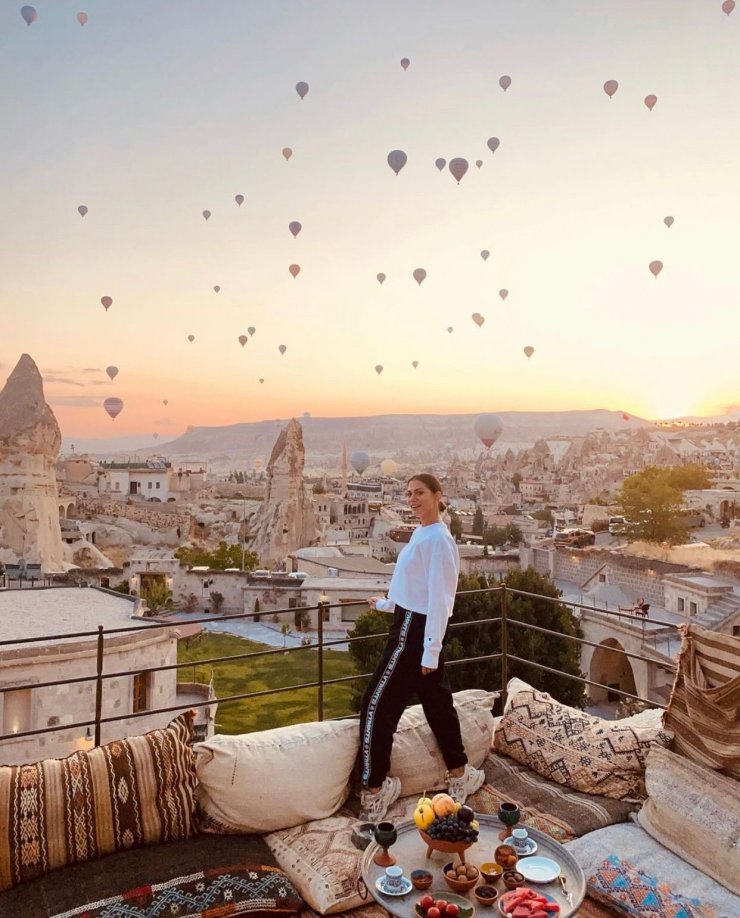 Güzel oyuncu Demet Özdemir’in Kapadokya fotoğraflarına beğeni yağdı