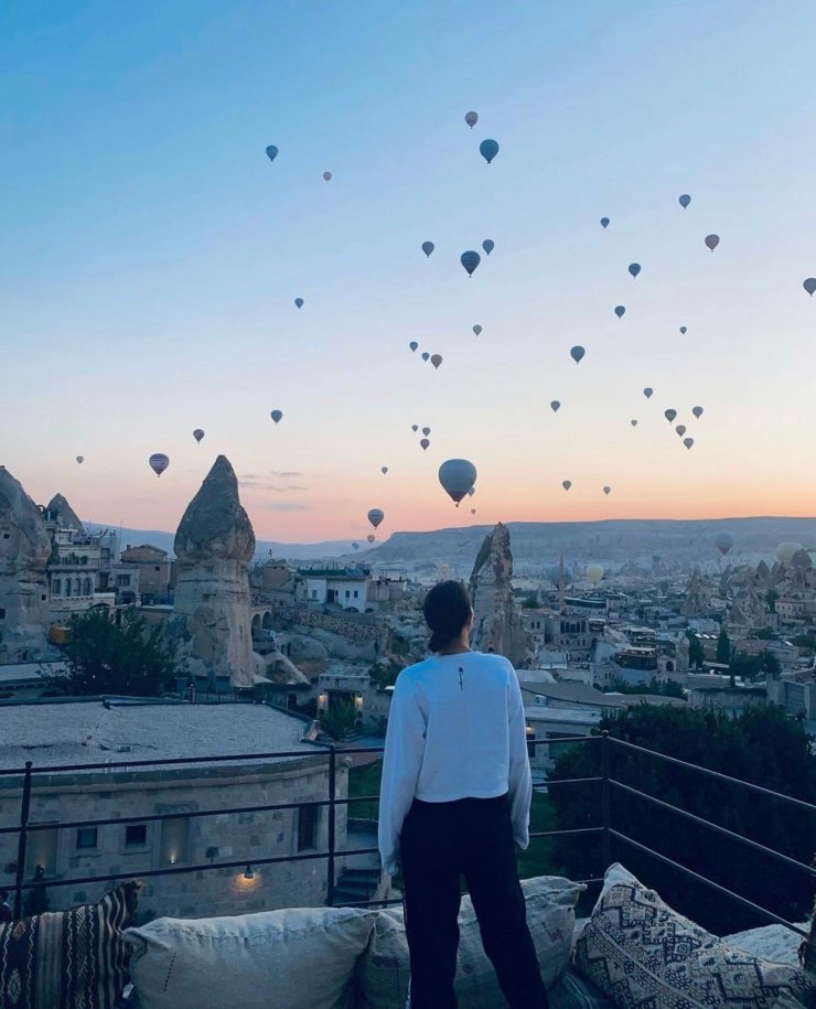 Güzel oyuncu Demet Özdemir’in Kapadokya fotoğraflarına beğeni yağdı