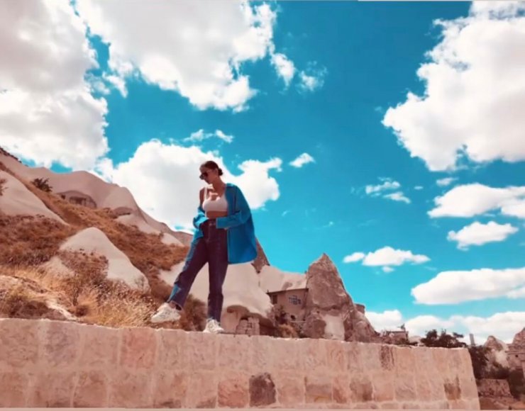 Güzel oyuncu Demet Özdemir’in Kapadokya fotoğraflarına beğeni yağdı