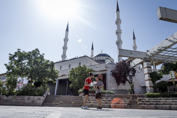 Cami bahçesinde ağır sıklet antrenmanı