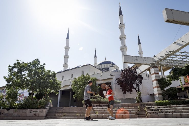 Cami bahçesinde ağır sıklet antrenmanı