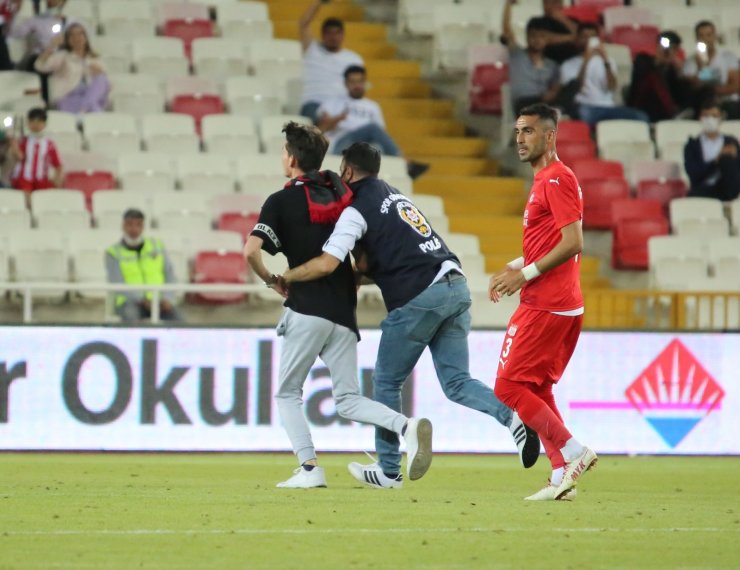 Sivasspor-Petrocub maçında sahaya taraftar girdi