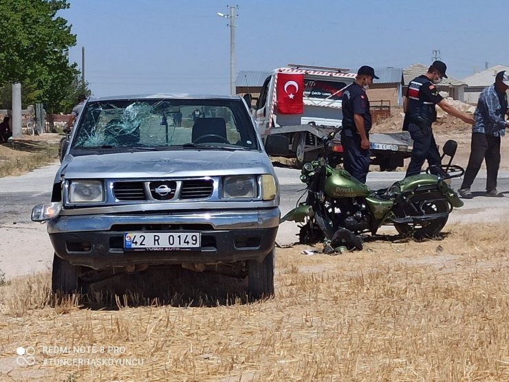 Kamyonet ile motosiklet çarpıştı: 1 ölü, 2 yaralı