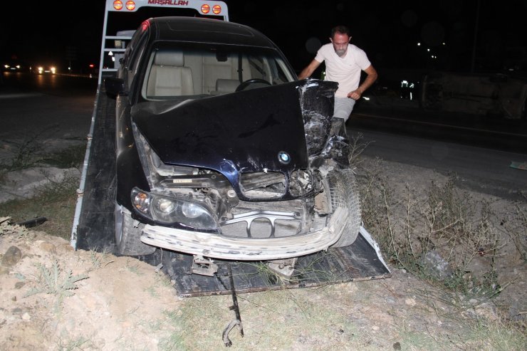 Otomobiller çarpıştı, araçtakiler yara almadan kurtuldu