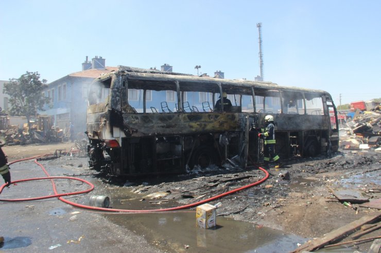 Hurdalıkta otobüs alev alev yandı