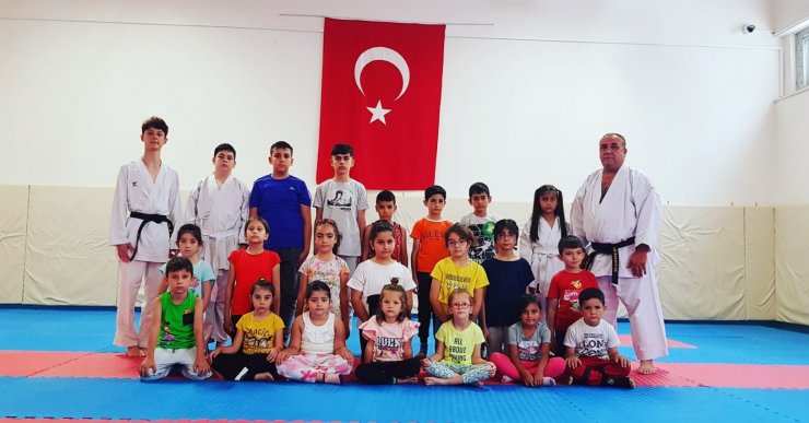 Yaz okulunda minikler karate öğreniyor