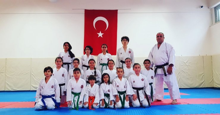 Yaz okulunda minikler karate öğreniyor