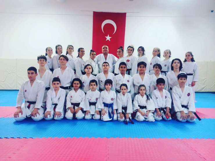 Yaz okulunda minikler karate öğreniyor