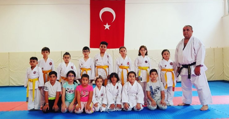 Yaz okulunda minikler karate öğreniyor