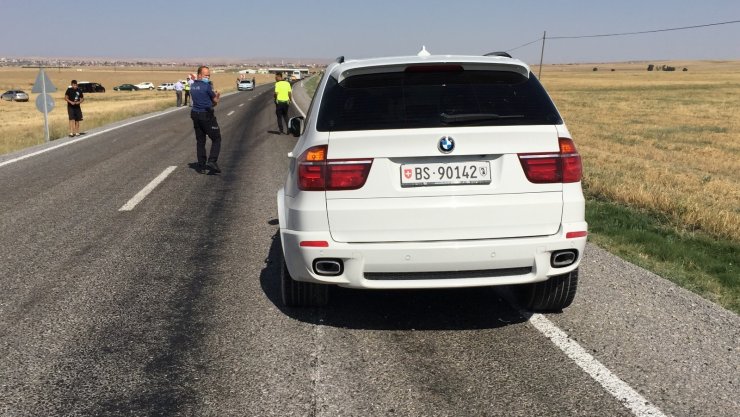 Tekerleği fırlayan otomobilin neden olduğu kaza ucuz atlatıldı