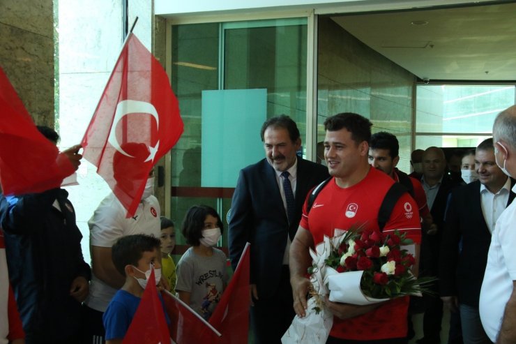 Milli güreşçi Rıza Kayaalp’e coşkulu karşılama