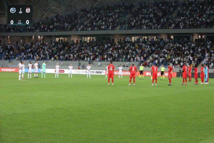 Dinamo Batumi-Sivasspor maçı öncesi yangınlarda hayatını kaybedenler için saygı duruşu