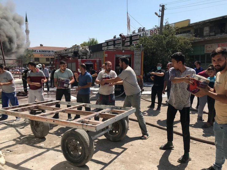 Aksaray’da sanayi sitesinde çıkan yangında 14 kişi dumandan etkilendi