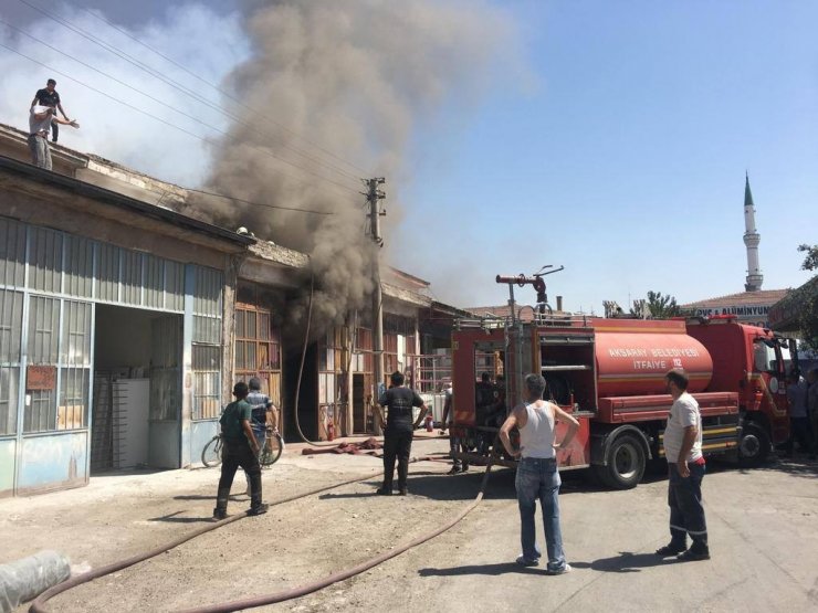 Aksaray’da sanayi sitesinde çıkan yangında 14 kişi dumandan etkilendi