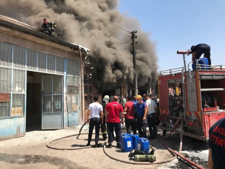 Aksaray’da sanayi sitesinde çıkan yangında 14 kişi dumandan etkilendi