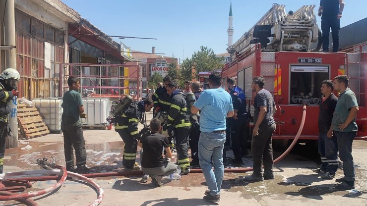 Aksaray’da sanayi sitesinde çıkan yangında 14 kişi dumandan etkilendi