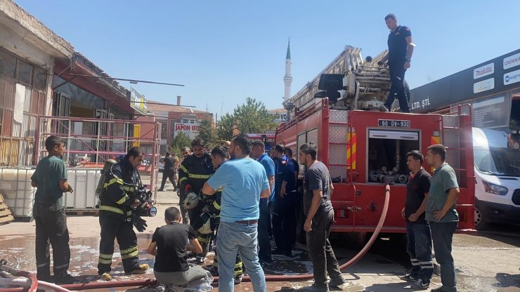 Aksaray’da sanayi sitesinde çıkan yangında 14 kişi dumandan etkilendi