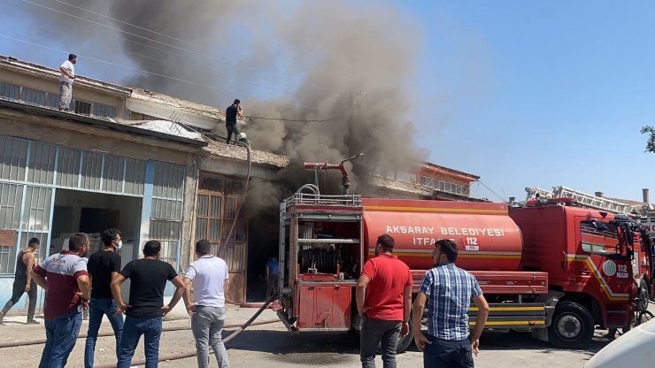 Aksaray’da sanayi sitesinde çıkan yangında 14 kişi dumandan etkilendi