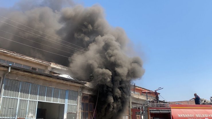 Aksaray’da sanayi sitesinde çıkan yangında 14 kişi dumandan etkilendi