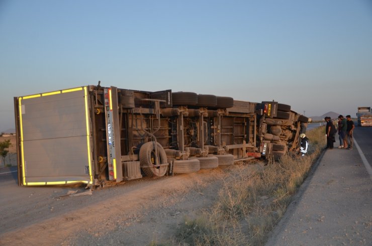 İplik yüklü tır devrildi, sürücüsü yara almadan kurtuldu