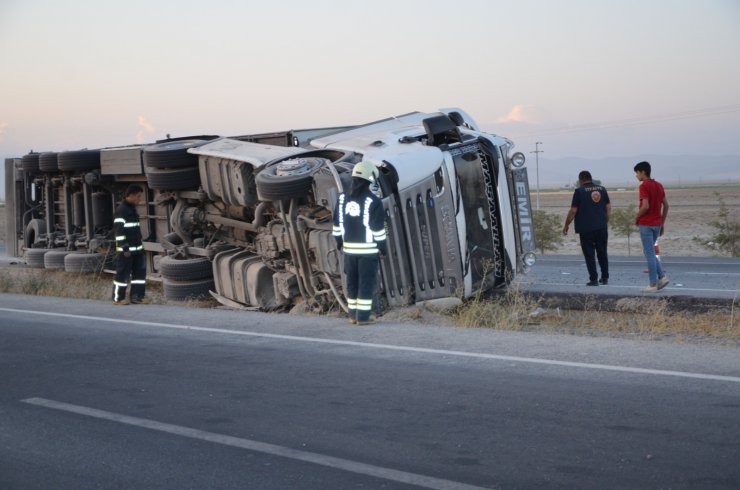 İplik yüklü tır devrildi, sürücüsü yara almadan kurtuldu