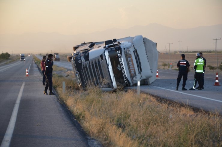 İplik yüklü tır devrildi, sürücüsü yara almadan kurtuldu