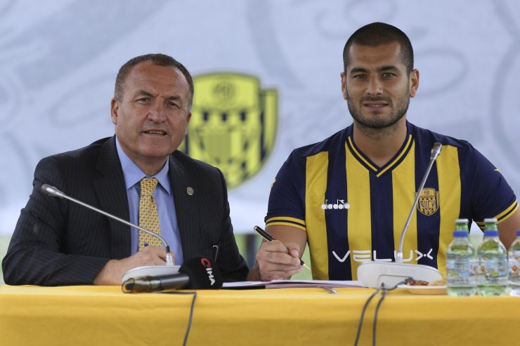 MKE Ankaragücü yeni transferlerine imza töreni düzenledi