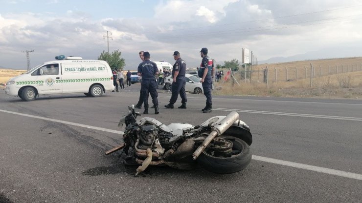 Hız motosikleti ile otomobil çarpıştı: 1 ölü, 5 yaralı