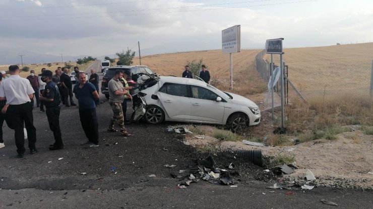 Hız motosikleti ile otomobil çarpıştı: 1 ölü, 5 yaralı