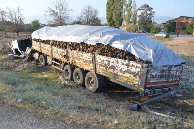 Odun yüklü tır şarampole indi: 1 yaralı