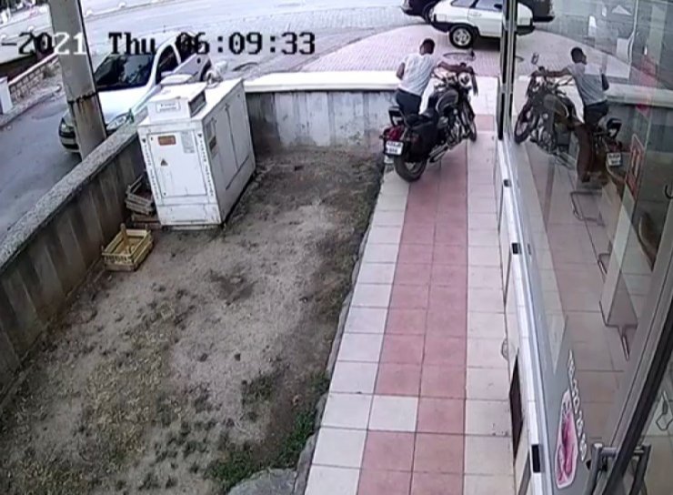 Geldiği bisikleti bıraktı çaldığı motosiklet ile kaçtı