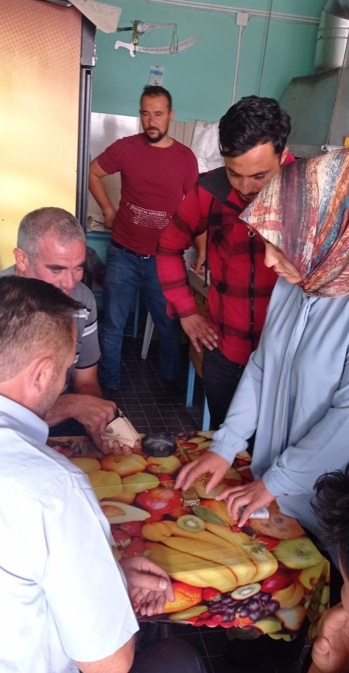 Bulduğu ve içerisinde altın ve para olan çantayı sahibine teslim etti