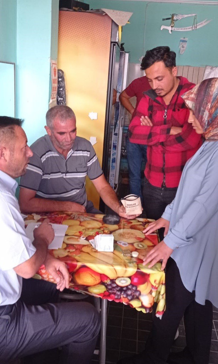 Bulduğu ve içerisinde altın ve para olan çantayı sahibine teslim etti